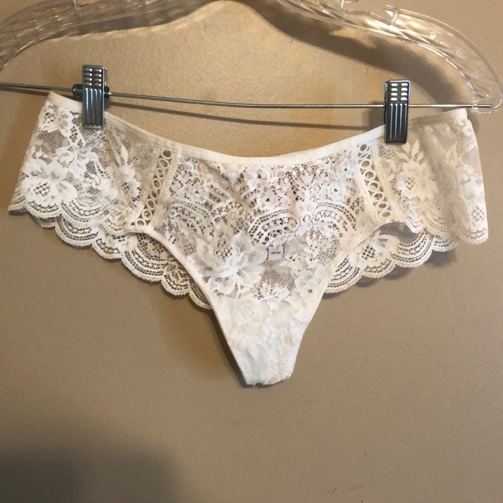 Victoria’s Secret NWT lace thong M